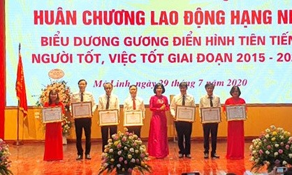 Đồng chí Phùng Thị Hồng Hà dự đón nhận Huân chương Lao động hạng Nhì, biểu dương gương người tốt, việc tốt của huyện Mê Linh